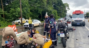 Acidente entre carro e moto deixa uma pessoa ferida na Alameda Contorno, em Goiânia